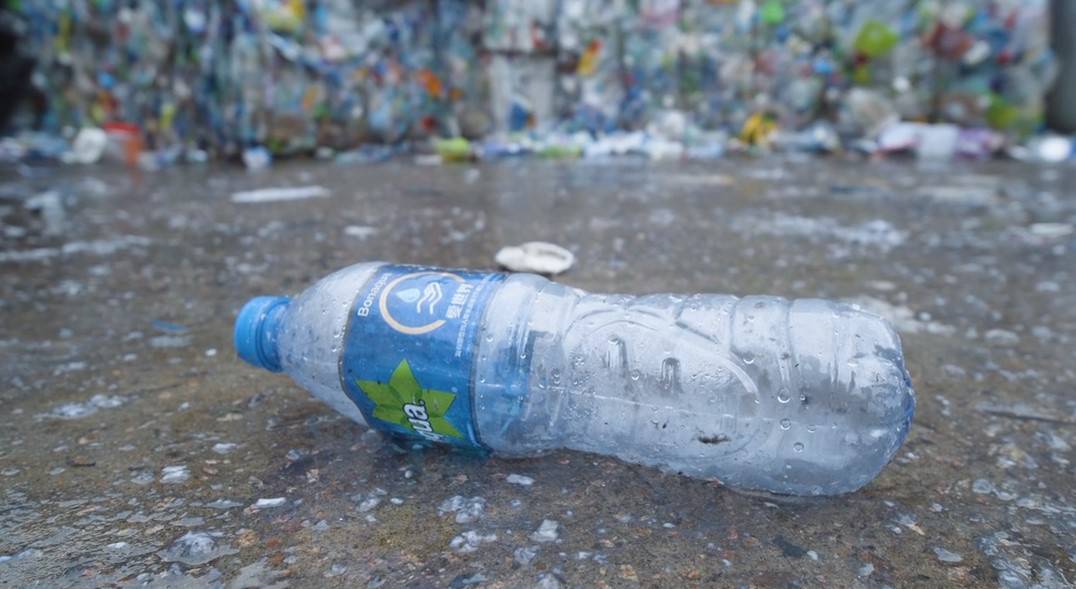 выброшенная пластиковая бутылка